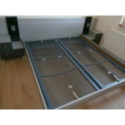 bed met ombouw en nachtkastjes