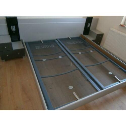 bed met ombouw en nachtkastjes