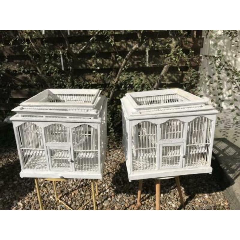 Decoratieve witte vogelkooien van hout