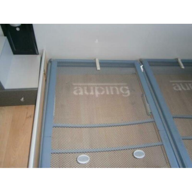 bed met ombouw en nachtkastjes