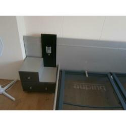 bed met ombouw en nachtkastjes