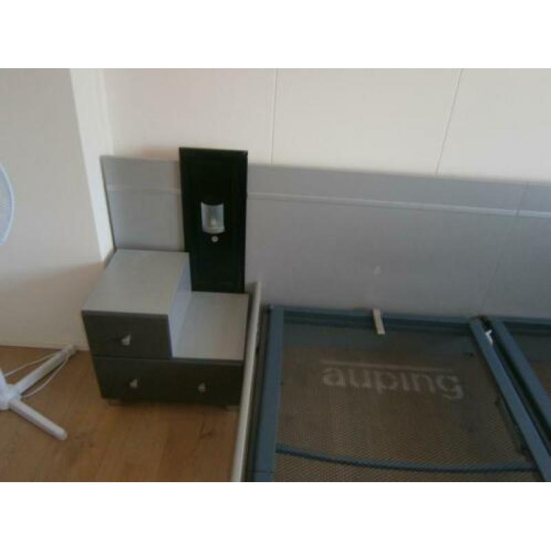 bed met ombouw en nachtkastjes