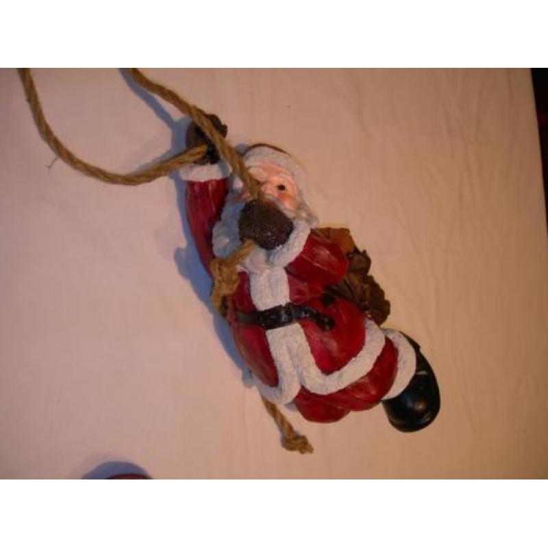 2 hangende Kerstmannetjes,