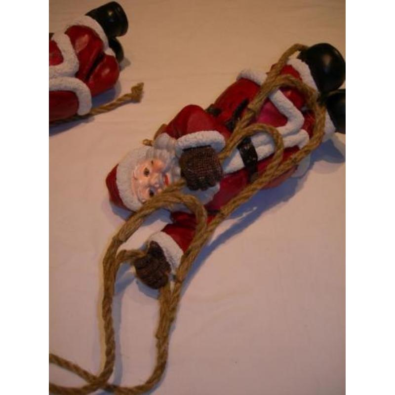 2 hangende Kerstmannetjes,