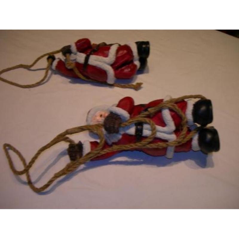 2 hangende Kerstmannetjes,