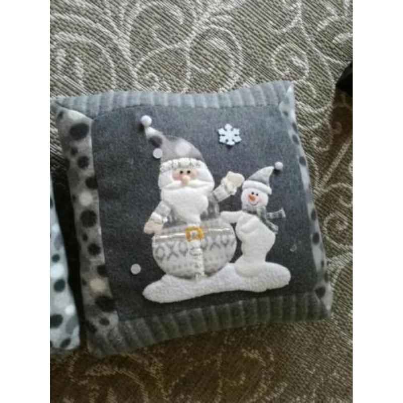 2 leuke grijze kussens voor de kerst NIEUW