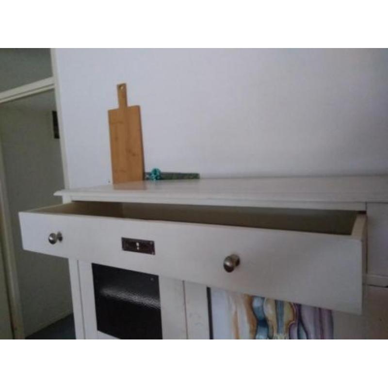 Hoog Dressoir of Kast. Lees tekst!