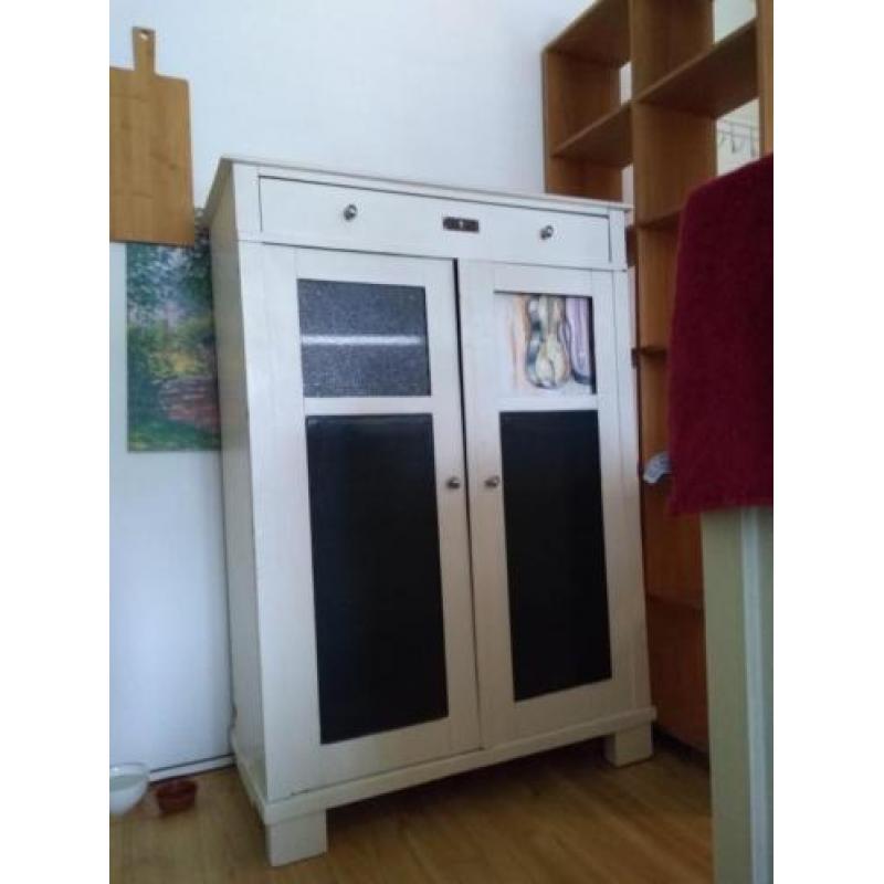 Hoog Dressoir of Kast. Lees tekst!