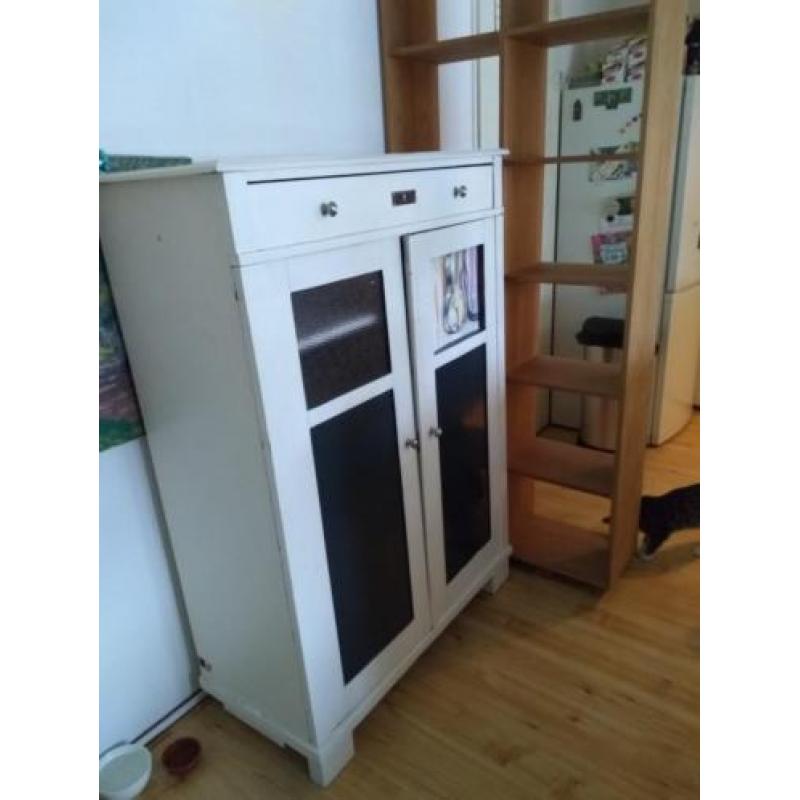 Hoog Dressoir of Kast. Lees tekst!
