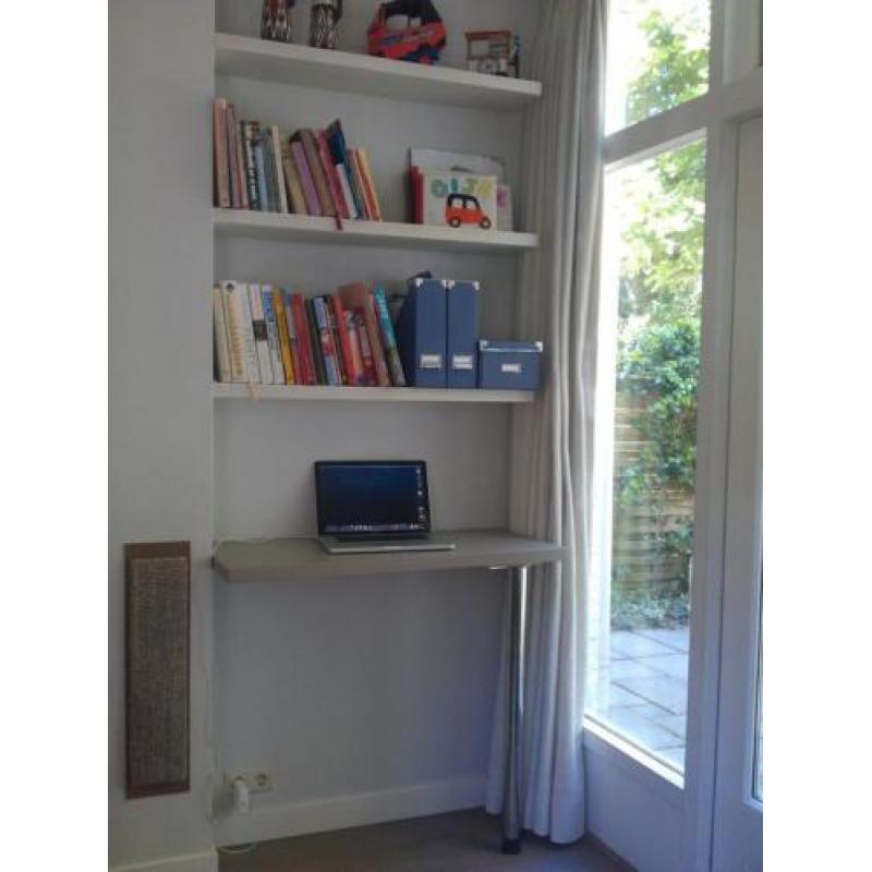 Boekenplanken op maat gemaakt.