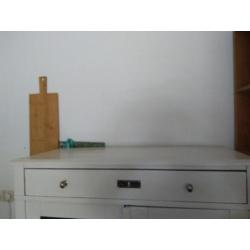 Hoog Dressoir of Kast. Lees tekst!