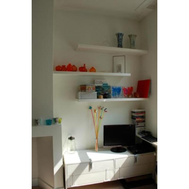Boekenplanken op maat gemaakt.