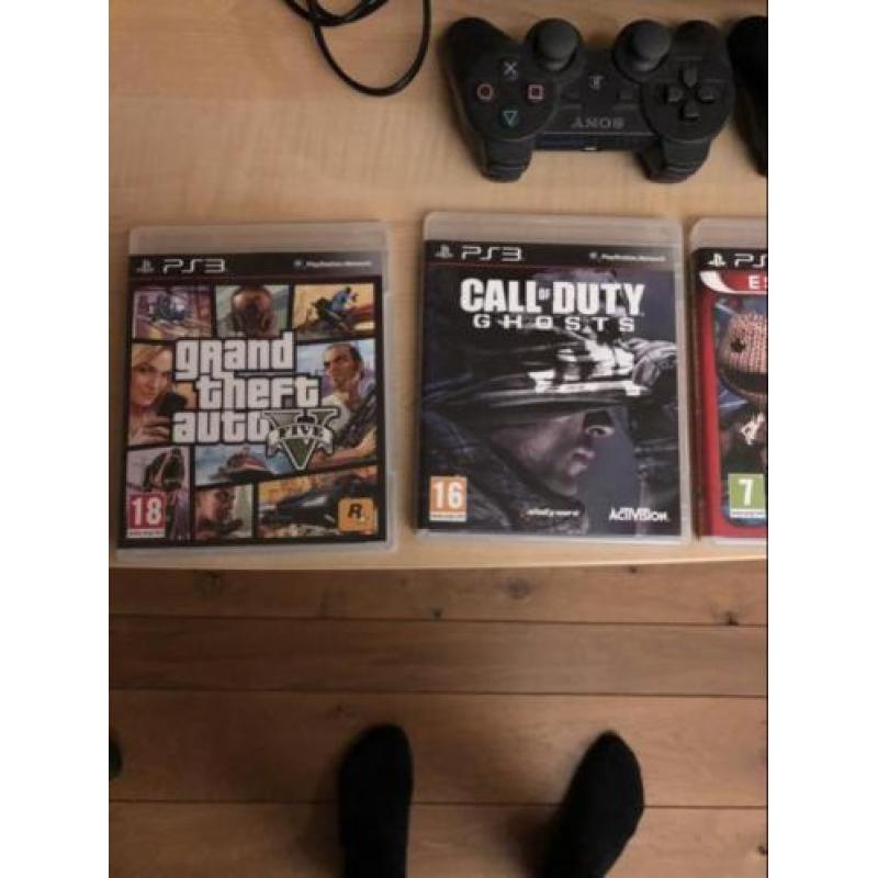 Ps3 met 4 spellen en 2 controlers