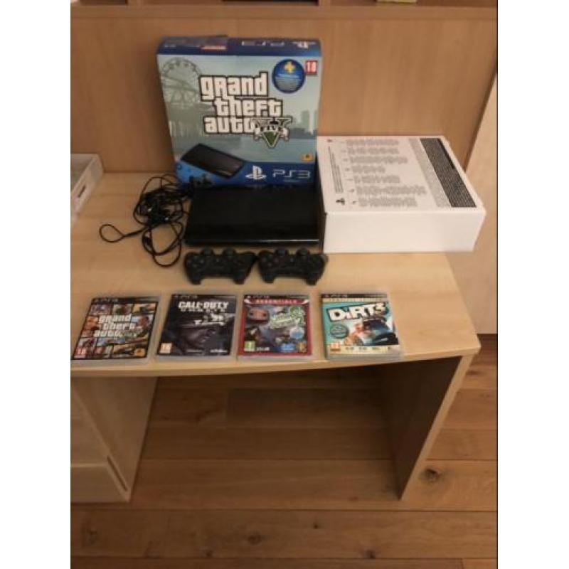 Ps3 met 4 spellen en 2 controlers