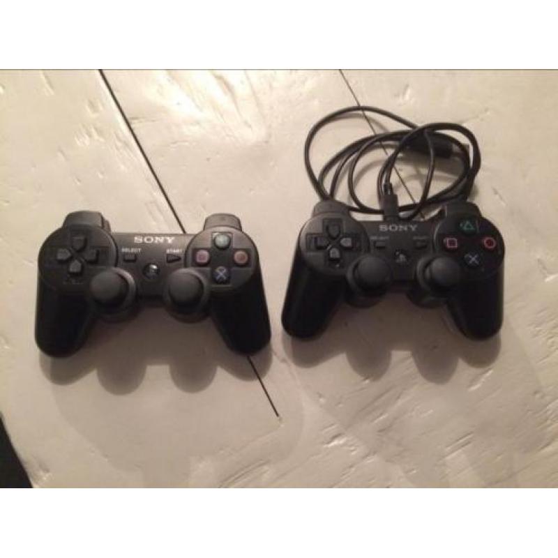 PlayStation 3 slim met twee controllers en 5 spelletjes