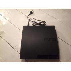 PlayStation 3 slim met twee controllers en 5 spelletjes
